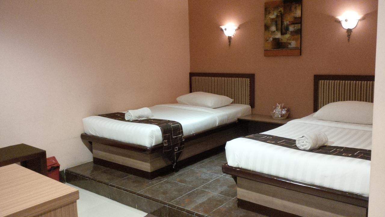 Patria Palace Hotel Blitar Quarto foto